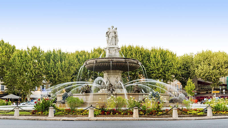 Vacker fontän i Aix en Provence på en resa till den franska Rivieran.